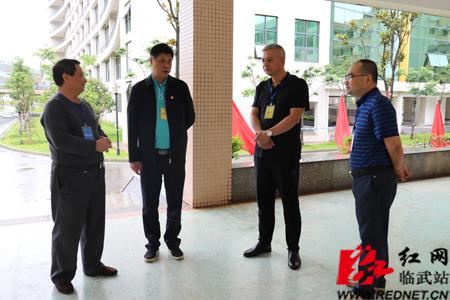 首页 政务公开 政务动态 政务要闻 8:30,县委书记李浩来到临武一中
