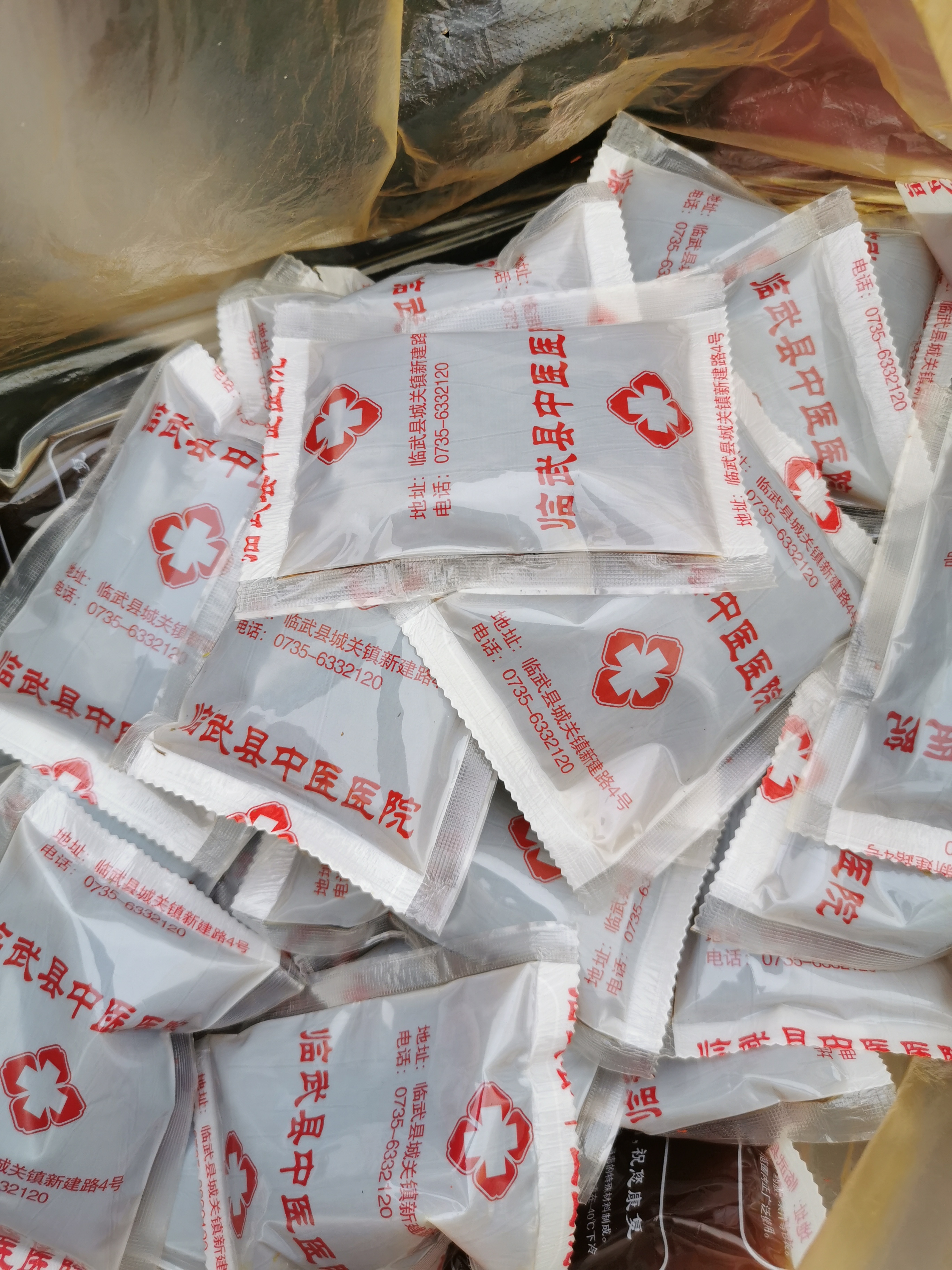 临武县中医医院熬制中药汤剂,助力疫情防控