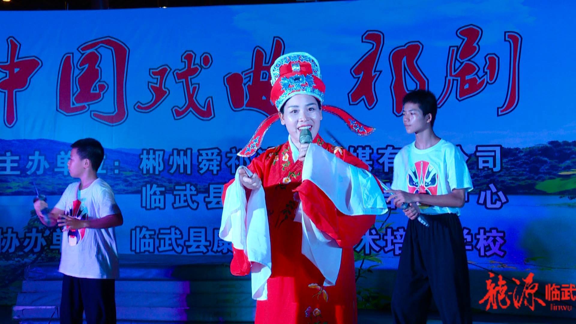 政务公开 政务动态 社会动态在东塔公园广场,来自祁阳的祁剧小演员们