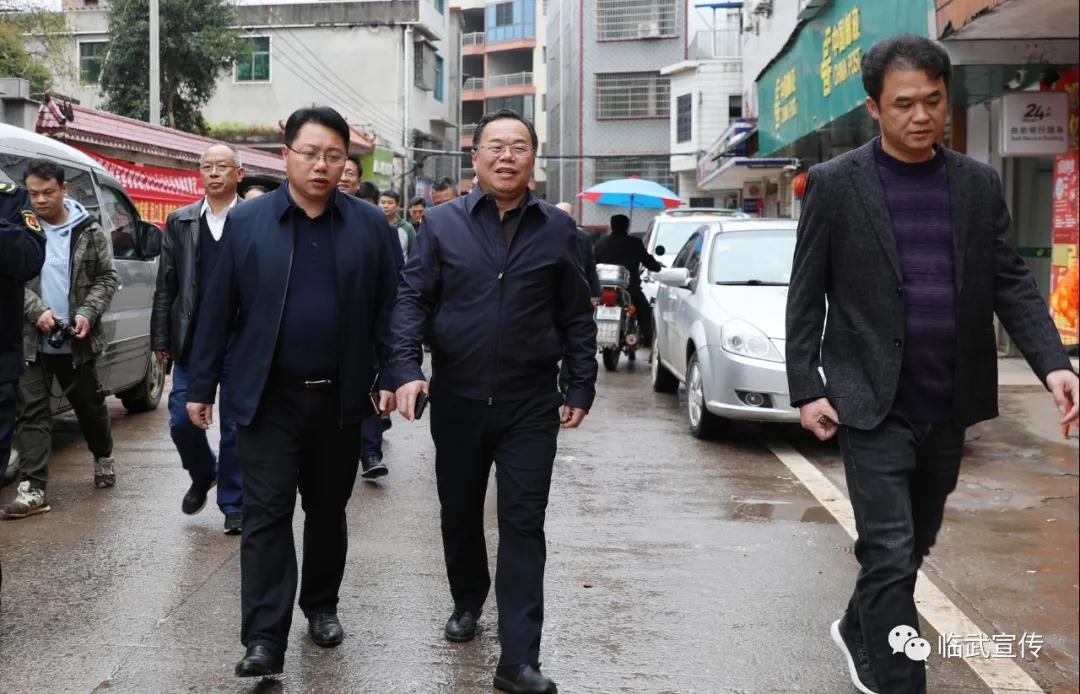 临武县委副书记,县长刘杨到麦市调研马路市场整治工作