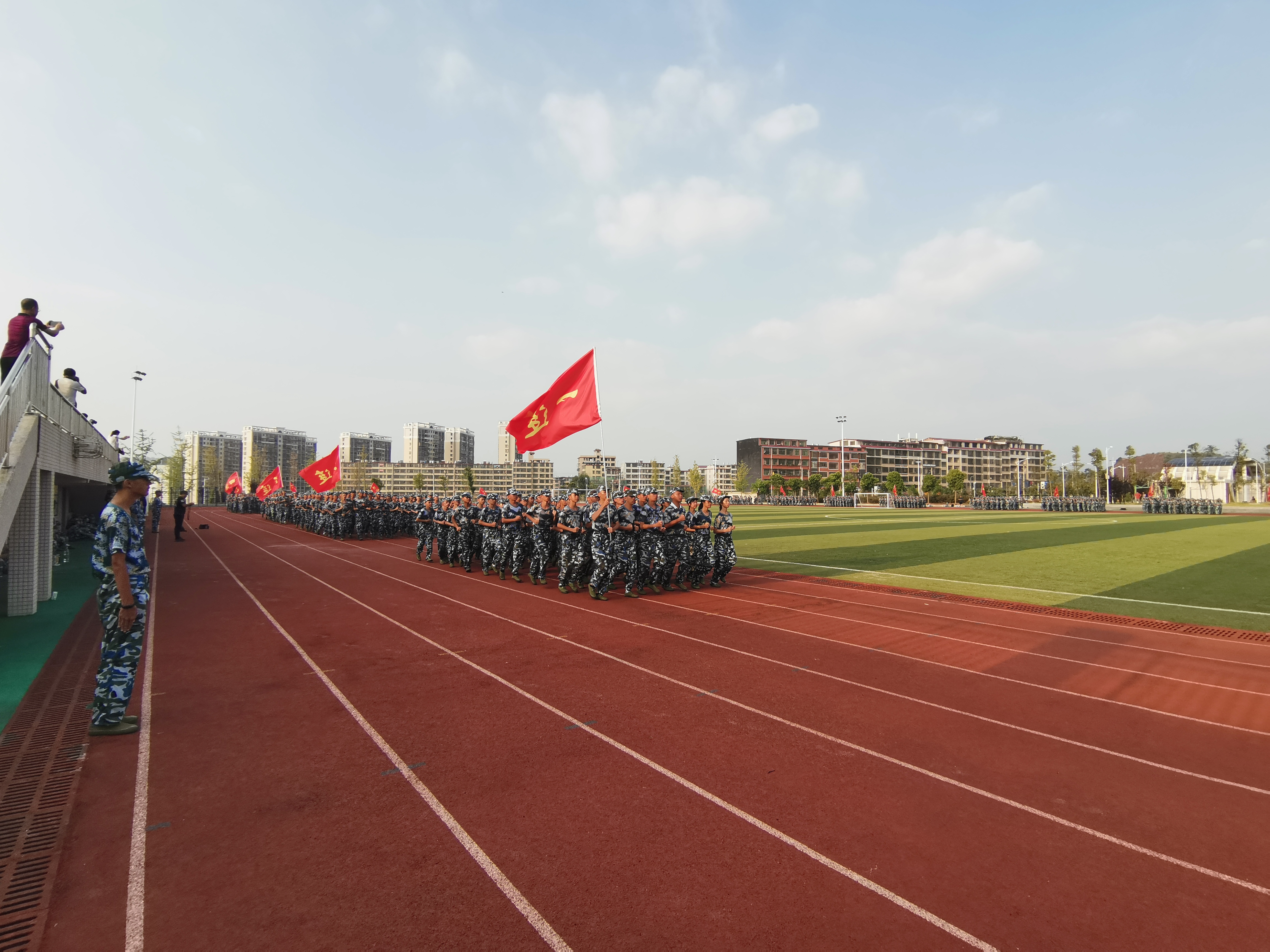 临武县一中:举行军训成果汇报演示