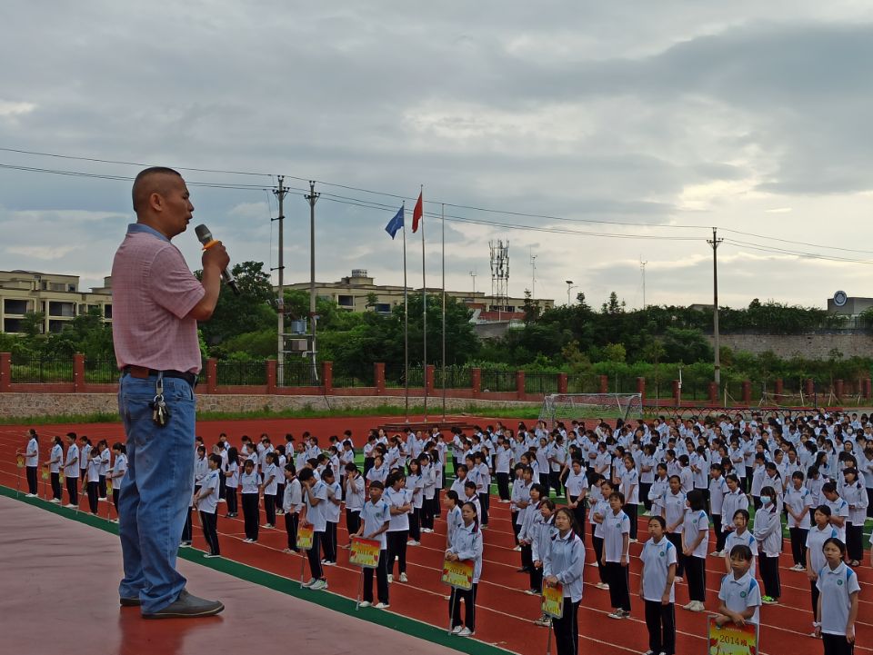 临武五中举行升旗仪式暨期末暑假安全教育