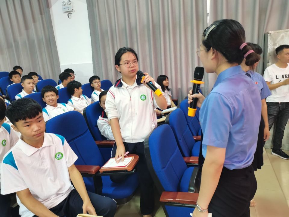临武五中开展预防校园欺凌法制教育专题讲座